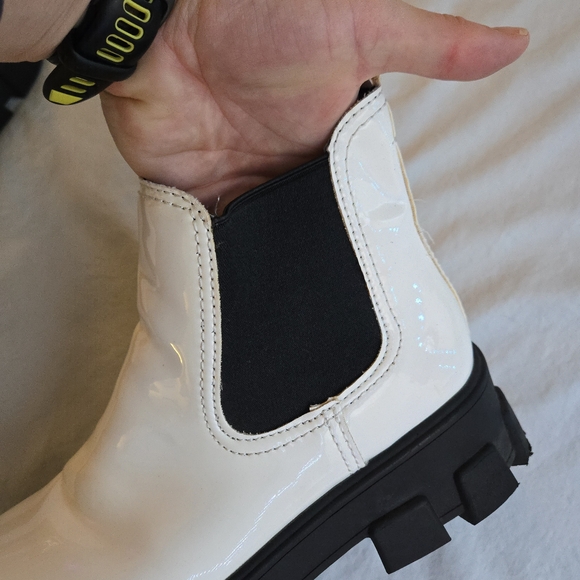 Circus by Sam Edelman White Patent Darielle Black Lug Sole Chelsea Booties HAL3 - Picture 16 of 16